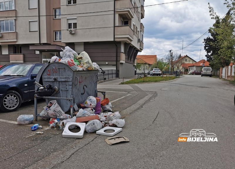 Puno zgrada, a jedan kontejner: Bijeljinci moraju otpad ostavljati na ulici