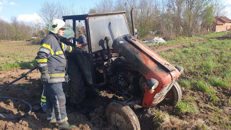 Semberija: Traktor se zapalio tokom oranja (FOTO)