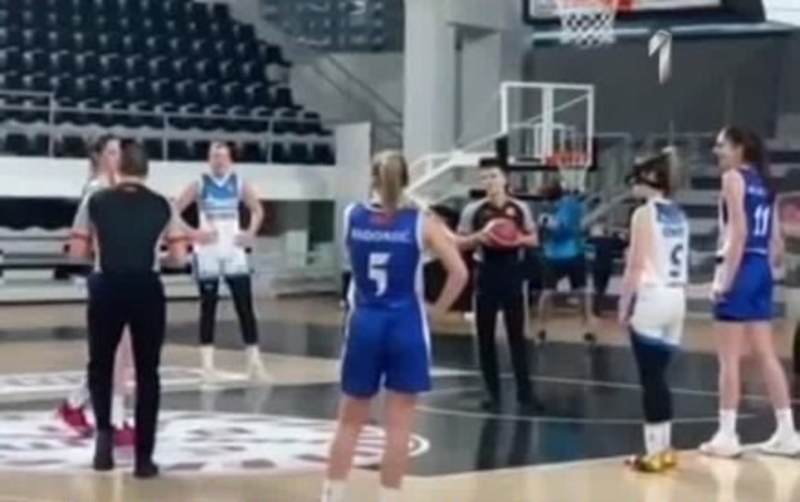 Sudija prekinuo meč pa zaprosio košarkašicu