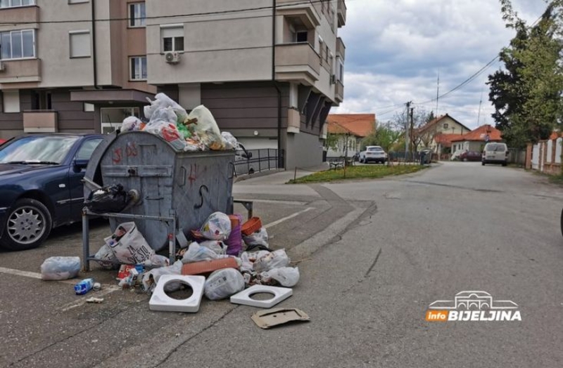 Stanari u bijeljinskoj zgradi ljuti: Bahate komšije bacaju smeće u naš kontejner