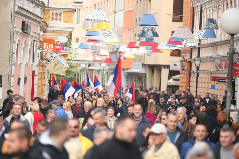 SKUP “SLOBODA” Trgom Krajine ore se patriotske pjesme, građani nose srpske zastave