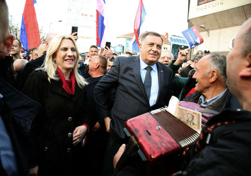 I predsjednica Srpske pustila glas: Željka Cvijanović zapjevala na skupu „Sloboda“ (VIDEO)