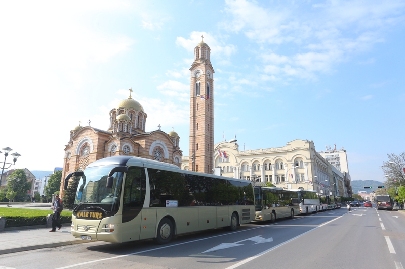 AUTOBUSI ISPRED GRADSKE UPRAVE Protest prevoznika u Banjaluci