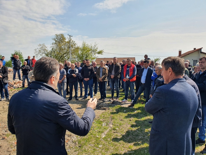 Ogorčenost mještana tri ugljevička sela zbog uništenog puta, zdušna podrška Perića