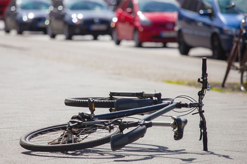 Automobil udario biciklistu, vozač pobjegao