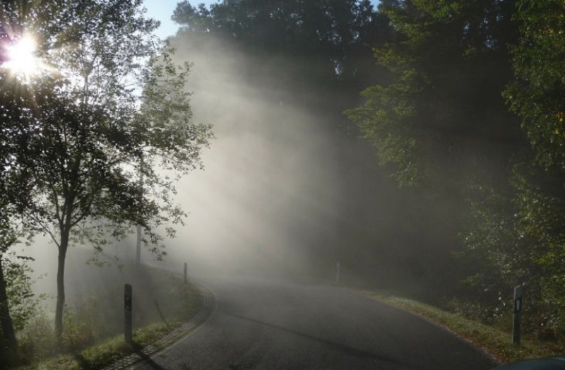 Kolovozi suvi, magla u kotlinama