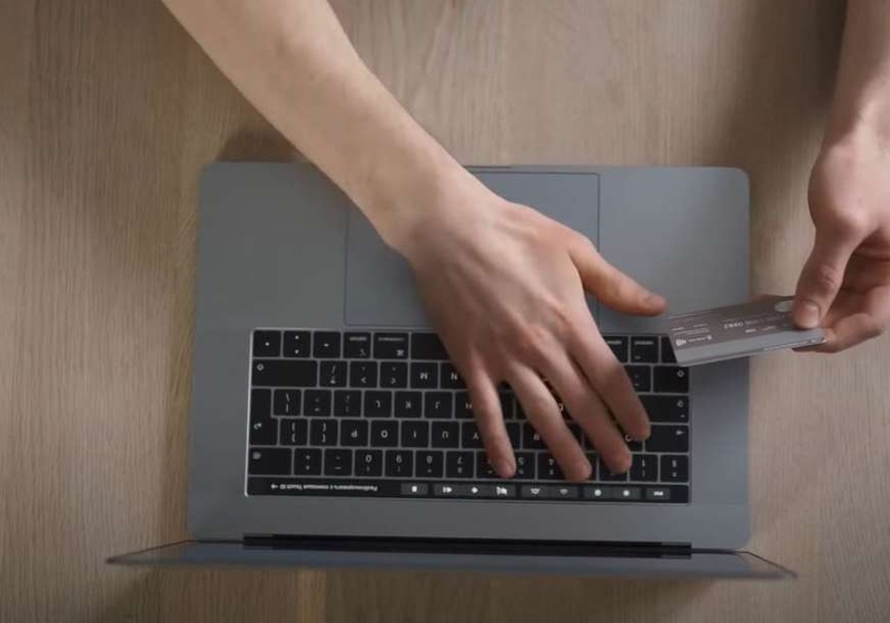 Tamna strana onlajn kupovine: Naručila haljinu za 300 dolara, a dobila rukav (FOTO)