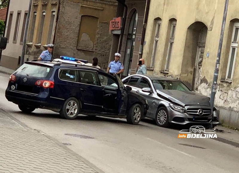 Nezgoda u Bijeljini: Mercedes nakon sudara udario u stub