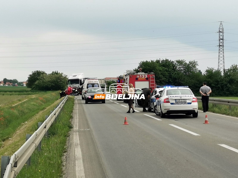 Sudar dva auta i kamiona u Bijeljini, strahuje se da ima poginulih (FOTO)