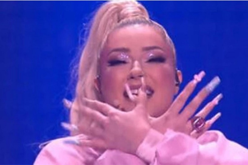 Albanka na Evroviziji pokazala dvoglavog orla