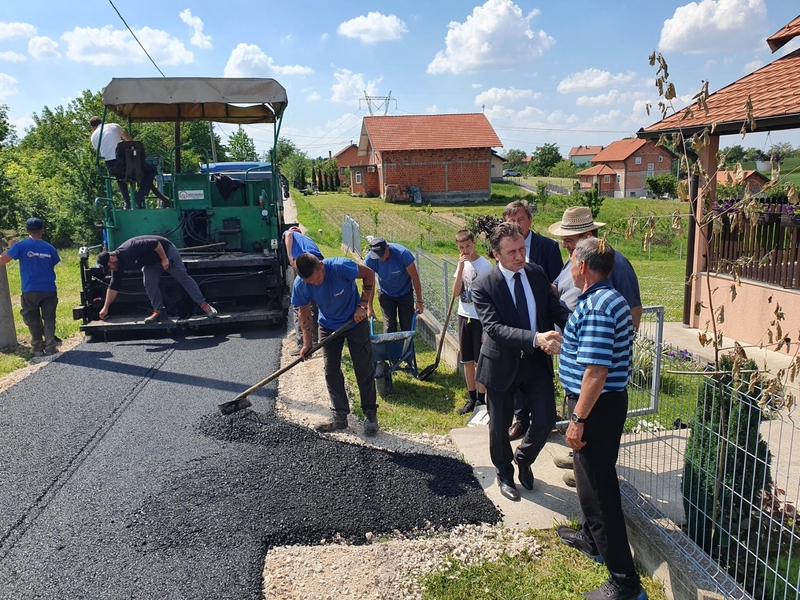 Asfaltirano 600 metara lokalnog puta: Načelnik Ugljevika posjetio radove u Donjem Zabrđu