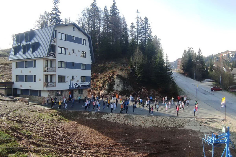 Dio uzoraka iz hotela "Nebojša" uredan, pod lupom hljeb i torta