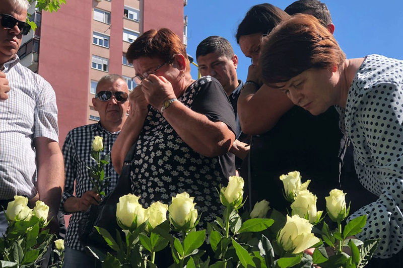 Bijele ruže na mjestu pogibije: U Tuzli pogaženi i međunarodno pravo i svi običaji ratovanja