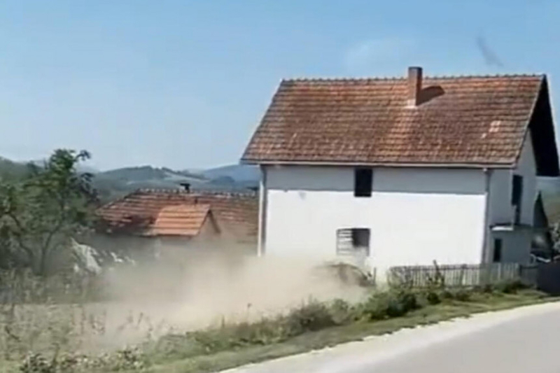 Vozač GUBI KONTROLU i udara u kuću, DRAMATIČAN SNIMAK iz Čačka (VIDEO)