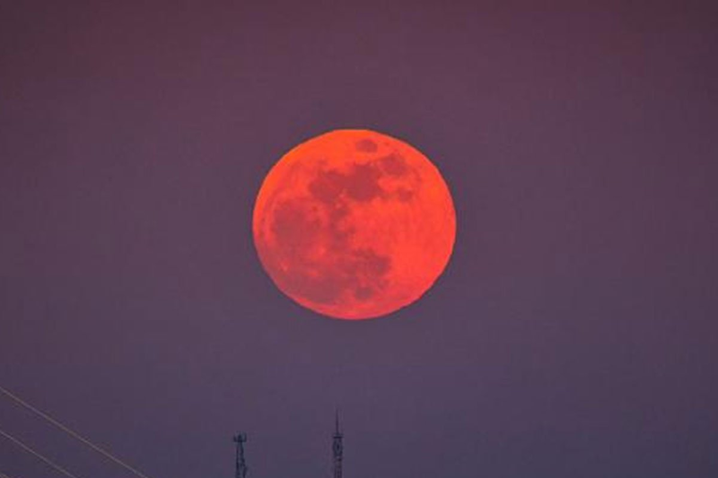 Spektakl vidljiv golim okom: Noćas na nebu super krvavi Mjesec