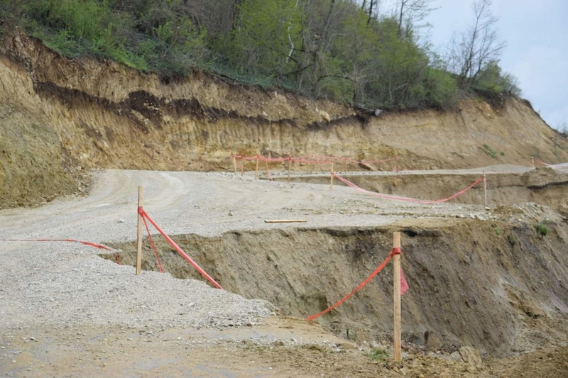 Zabranjen saobraćaj za sva vozila zbog opasnosti od klizišta, na dionici puta Stari Ugljevik-Glavičice