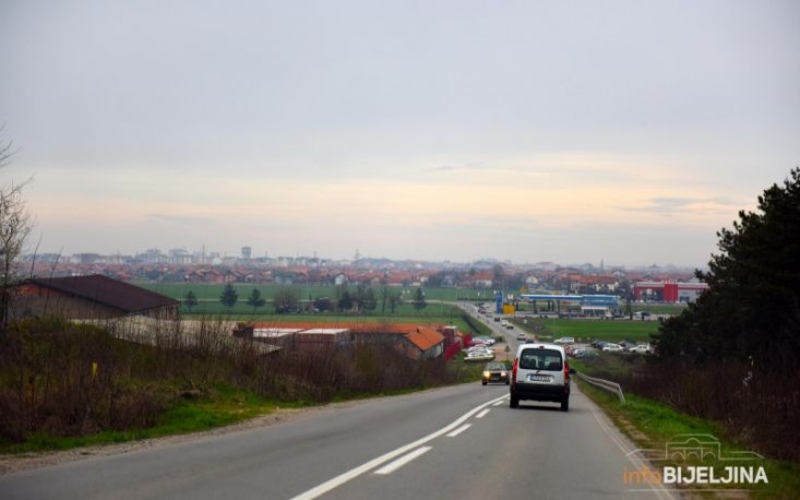 Saobraćaj usporen na magistralnim putevima Bijeljina-Brčko zbog košenja putnog pojasa