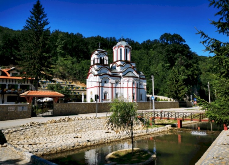 Bog je ovdje pomjerio granice: Manastir Tumane godišnje posjeti milion vjernika