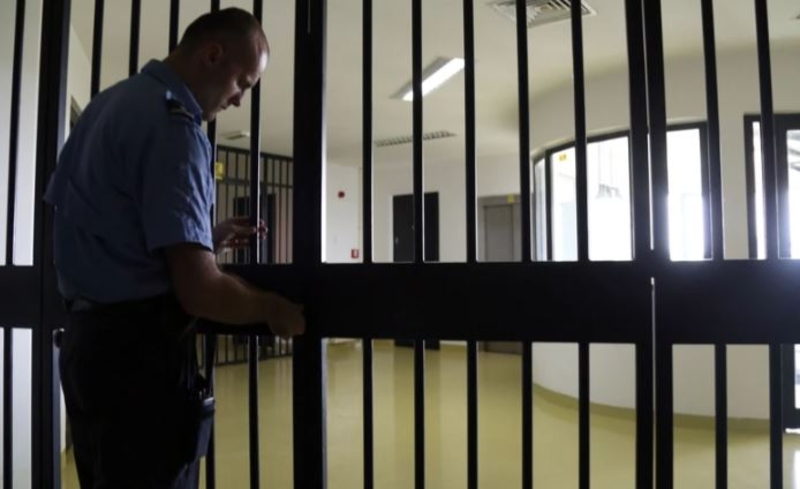 Zatvorenik preskočio zid, čuvari ga stigli na parkingu